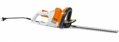 Stihl heggenschaar HSE 42 - 45cm - 4818-011-3500 -  Standaarduitrusting: 

 Kleine handbescherming: De kleine handbescherming zorgt voor een optimaal zicht op de snijmessen en zorgt hierdoor voor een beter overzicht tijdens het snoeien. 

 Krachtige motor: De nieuwe elektrische heggenscharen zijn door het grotere vermogen - 420 W (HSE 42) en 460W (HSE 52) in vergelijking met de vorige modellen nog veelzijdiger. Het maakt niet uit of u de haag wil snoeien , struiken wil bijtrimmen of uw buurman imponeren. 

 Licht, stil en trillingsarm: Geknipt, niet geschud: De nieuwe elektrische heggenscharen zijn ontworpen voor een stil en trillingsarm gebruik. Het lage gewicht van de STIHL HSE 42 (3,0 kg) en de STIHL HSE 52 (3,1 kg) geeft u langer tuinierplezier. 

 Mechanische mesrem: De mechanische mesrem zorgt ervoor dat de snijmessen in minder dan een seconde stoppen bij de uitschakeling. 

 Snelle snijmessen: De hoge slagfrequentie van maximaal 3400 slagen per minuut voor de dubbelzijdig geslepen messen geeft een zuivere snoeivorm. 

 Vergrendelbare kabelontlasting: De vergrendelbare kabelontlasting zorgt voor een verbinding naar de verlengkabel toe. Zo is het aanzetten van de machine zonder problemen mogelijk. 

   
