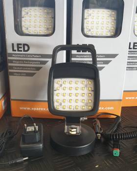 Werklamp LED oplaadbaar en magnetisch - S143230 -  De ideale lamp voor donkere dagen! Overal te plaatsen door de krachtige magneet. Overal op te laden met de meegeleverde laders (220v en 12v) 
